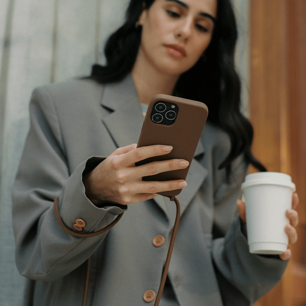 Capinha com Cordinha - Odara | Mocha Mousse - Cases Papaya