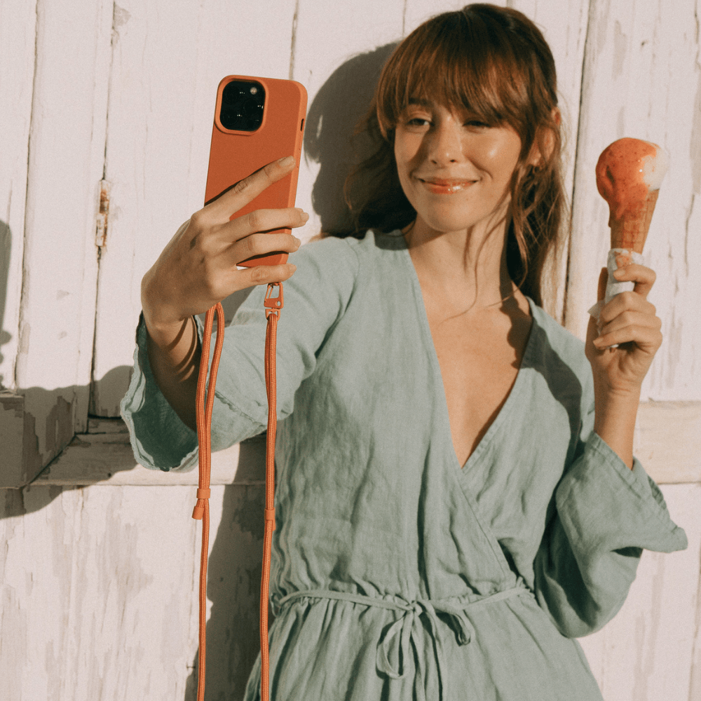 Capa celular com Cordão - Nora | Pêssego - Cases Papaya