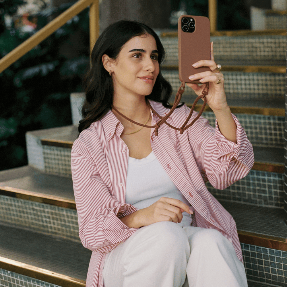 Capinha com Cordinha - Nora | Mocha Mousse - Cases Papaya