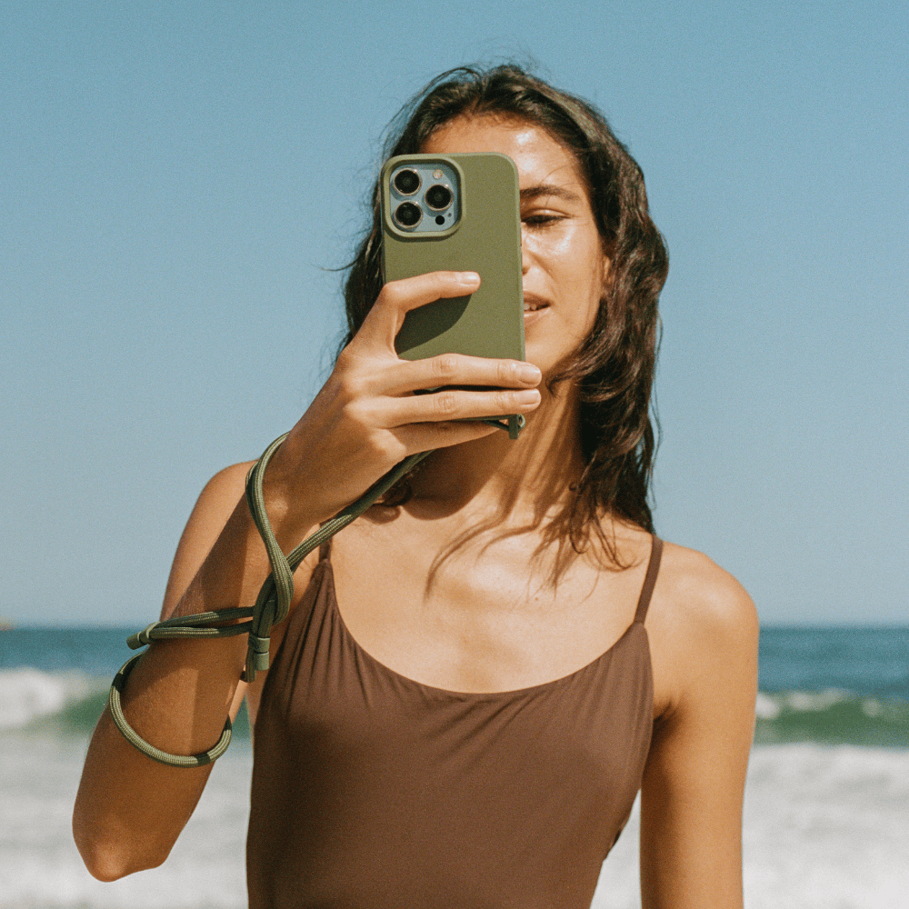 Capa celular com Cordinha - Nora | Verde Musgo - Cases Papaya