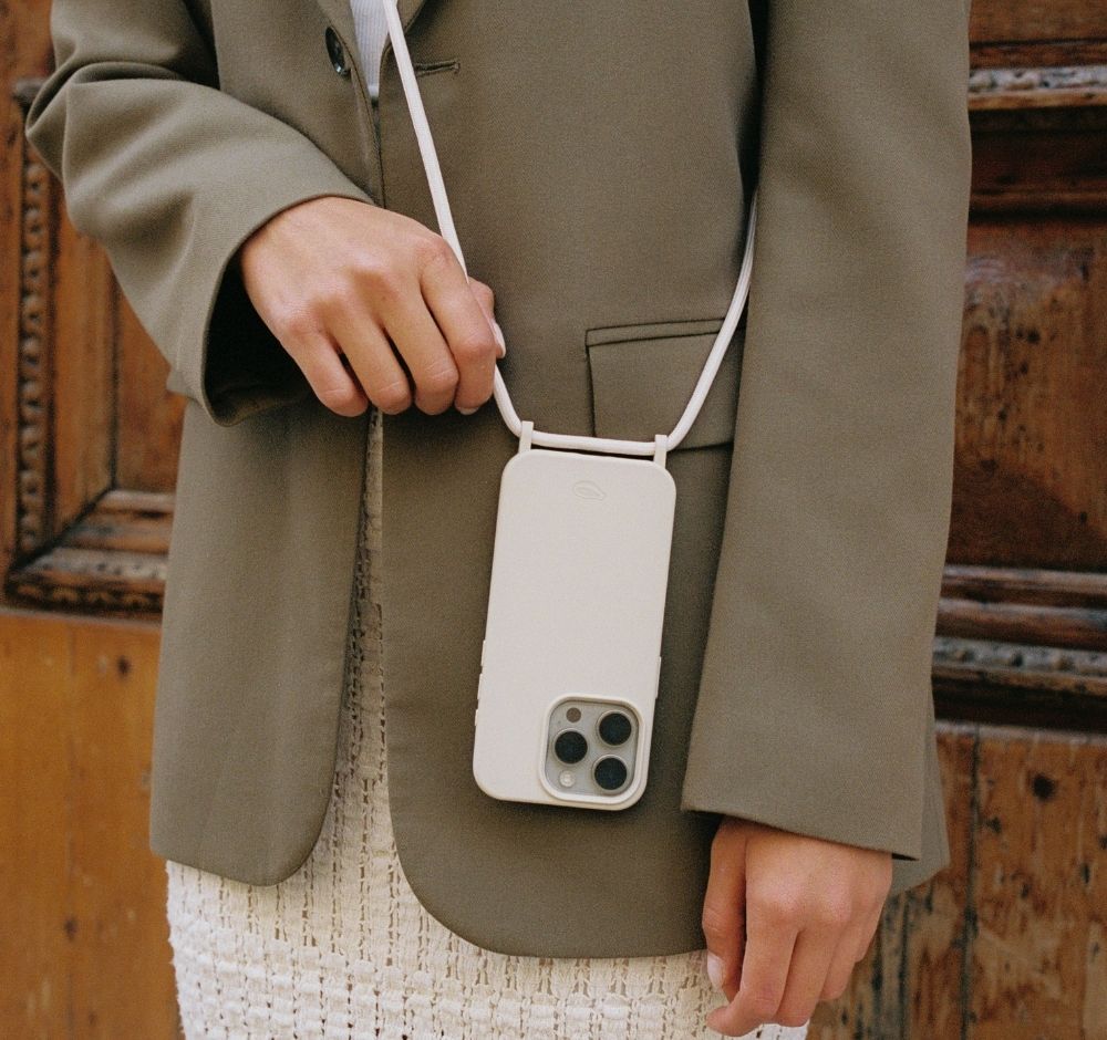 Por que usar uma capinha com alça? Liberdade, praticidade e estilo em um só acessório